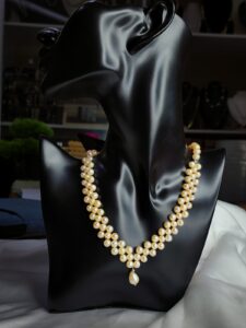 Modern Opulence: Distinctive 7-8mm Pearl Necklace Set