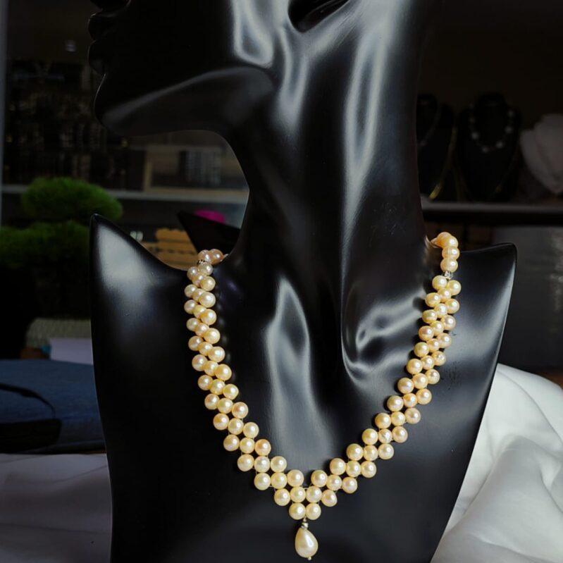 Modern Opulence: Distinctive 7-8mm Pearl Necklace Set