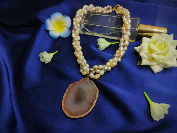 Exclusive 3-Layer Twisted Rice Pearl Necklace with Natural Agate Pendant – 7-8mm AAA Pearls