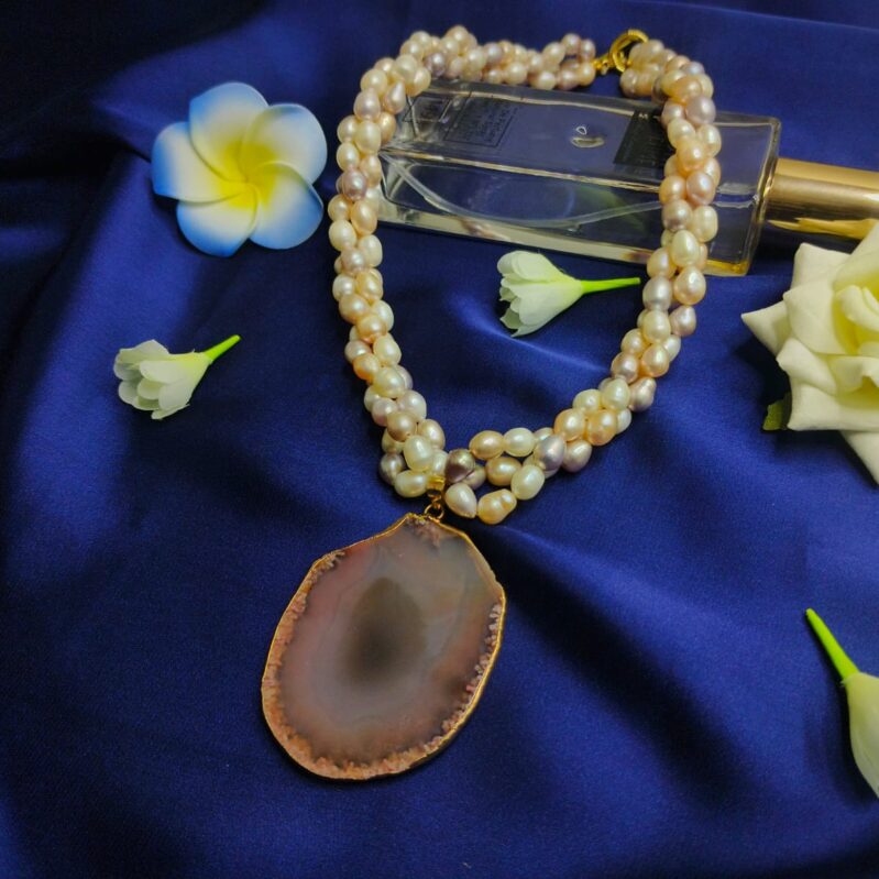 Exclusive 3-Layer Twisted Rice Pearl Necklace with Natural Agate Pendant – 7-8mm AAA Pearls