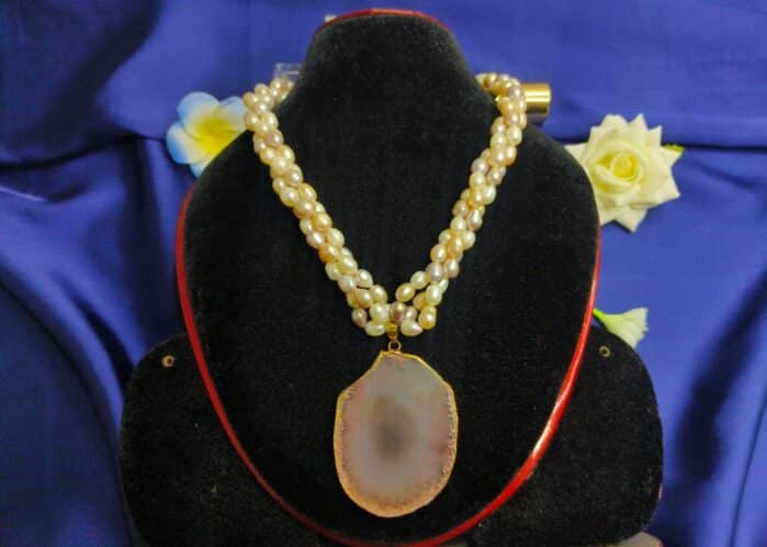 Exclusive 3-Layer Twisted Rice Pearl Necklace with Natural Agate Pendant – 7-8mm AAA Pearls - Image 3
