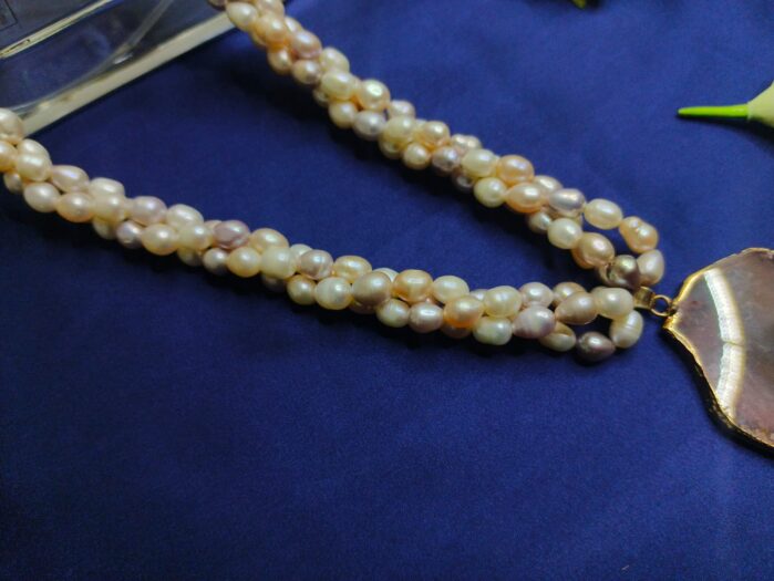 Exclusive 3-Layer Twisted Rice Pearl Necklace with Natural Agate Pendant – 7-8mm AAA Pearls - Image 6