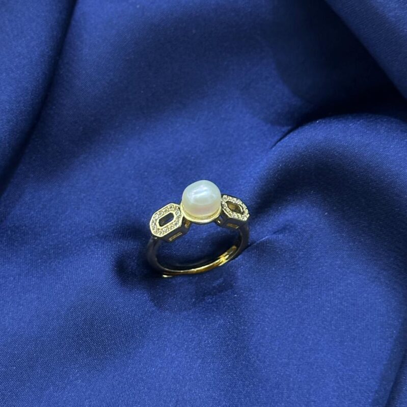 Modern White Pearl Ring - Double-O Zircon Design
