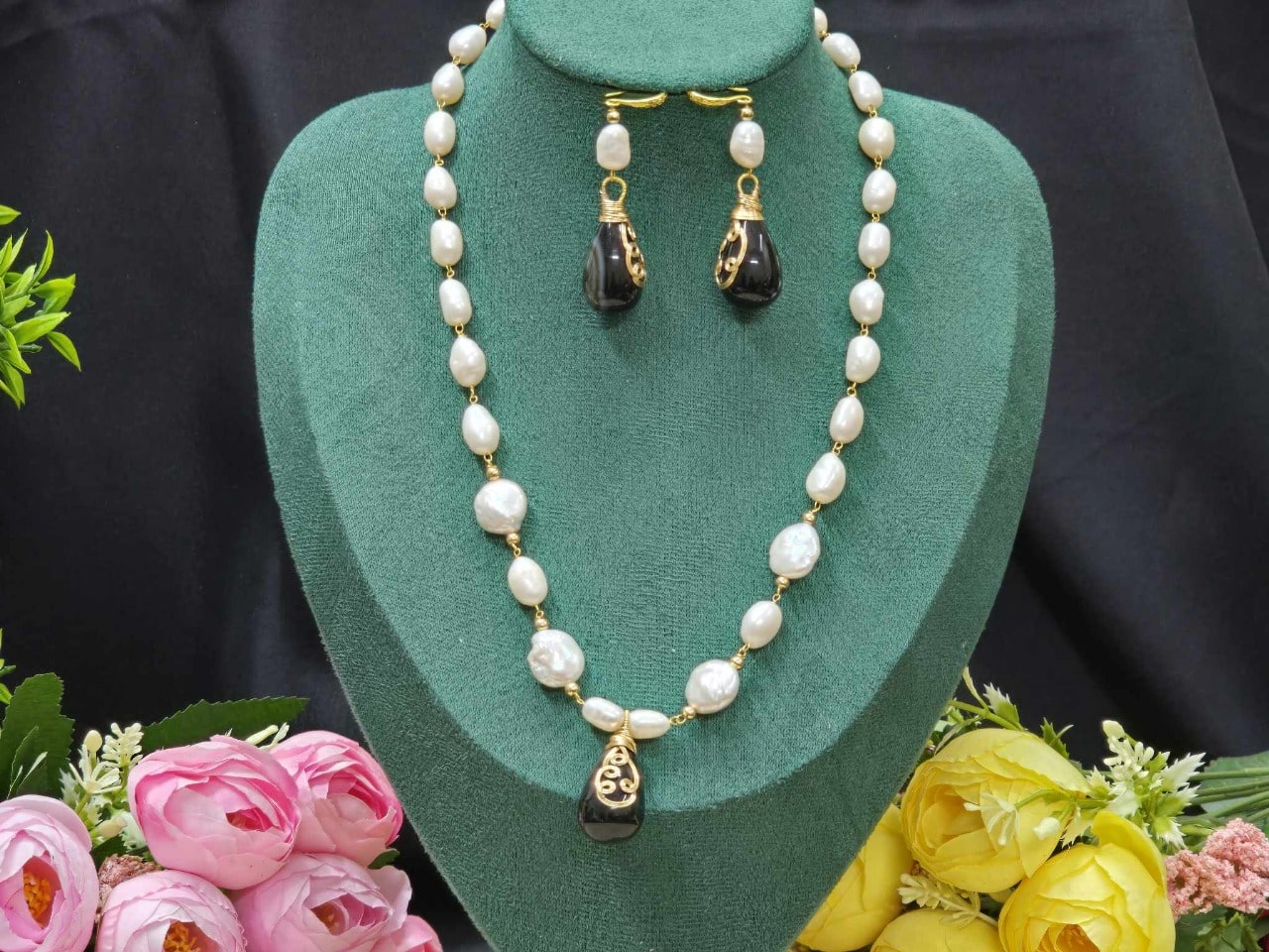 White Pearl & Black Stone Pendant Necklace Set | AAA Grade
