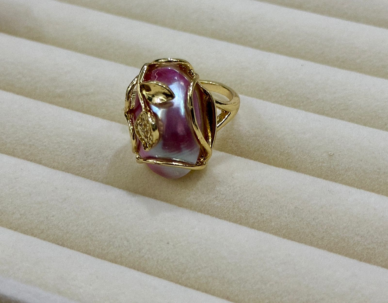 Glamorous Purple Shell Pearl Adjustable Ring w/ Leaf Zircon Detail - Image 3