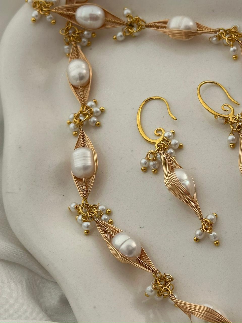AAA Grade White Freshwater Rice Pearl Necklace Set – 7-8mm Hand-Woven Gold Wire Design - Image 2