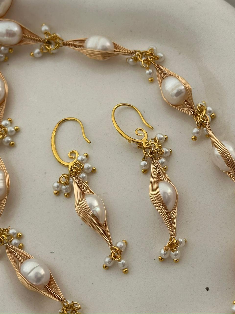 AAA Grade White Freshwater Rice Pearl Necklace Set – 7-8mm Hand-Woven Gold Wire Design - Image 3