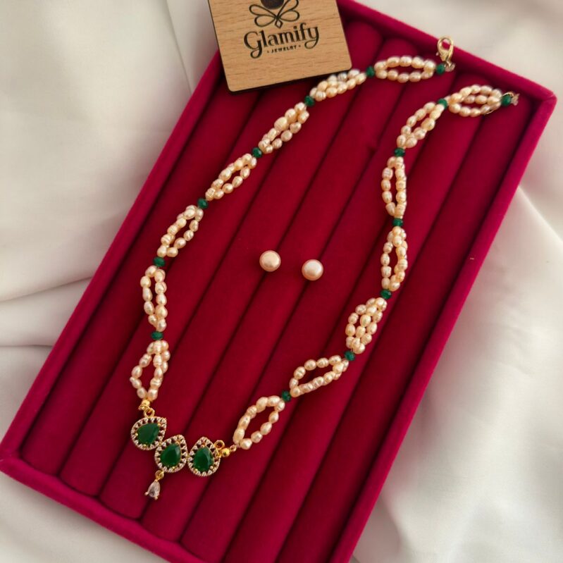 Freshwater Pearl Necklace with Emerald-style (Panna) accents