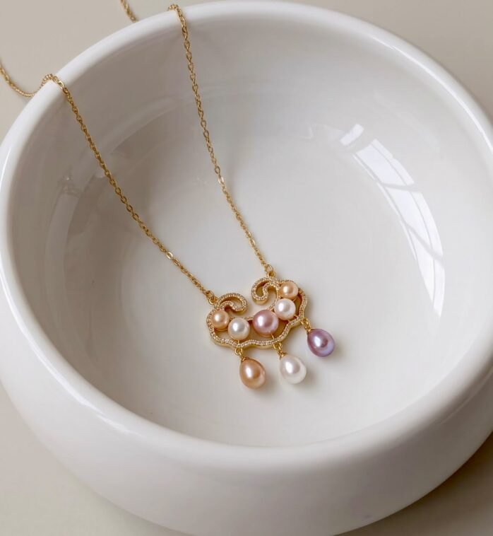 Multicolor Pearl Pendant Necklace