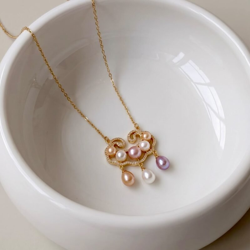 Multicolor Pearl Pendant Necklace
